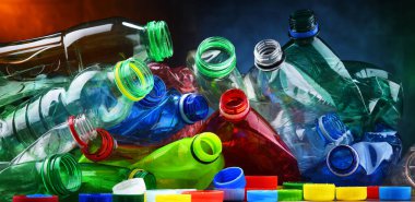 Boş renkli içecek şişeleri. Geri dönüşümlü plastik atık.