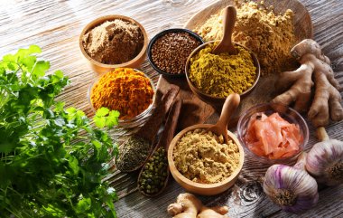 Baharat ve bitkilerin karışımı..