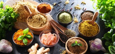 Baharat ve bitkilerin karışımı..