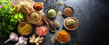 Baharat ve bitkilerin karışımı..