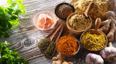 Baharat ve bitkilerin karışımı..