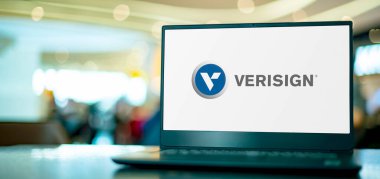 POZNAN, POL - 28 Haziran 2022: Verisign 'ın logosunu gösteren dizüstü bilgisayar, internetin on üç kök sunucusundan ikisi de dahil olmak üzere çeşitli ağ altyapıları kullanan bir şirket