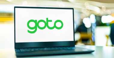 POZNAN, POL - 28 Haziran 2022: Endonezyalı holding şirketi PT Gojek Tokopedia Tbk 'in logosunu gösteren dizüstü bilgisayar