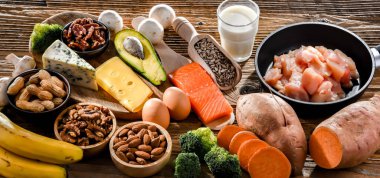 Sağlıklı cilt ve saçlar için besin takviyesi olarak önerilen biyotin açısından zengin gıda ürünleri