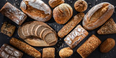 Ekmek ve rulo ekmekler dahil çeşitli fırın ürünleri.