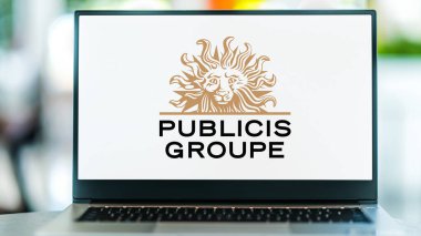 POZNAN, POL - 21 Şubat 2023: Publicis Groupe 'un logosunu gösteren dizüstü bilgisayar, Fransız çokuluslu reklam ve halkla ilişkiler şirketi