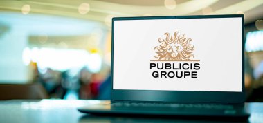 POZNAN, POL - 21 Şubat 2023: Publicis Groupe 'un logosunu gösteren dizüstü bilgisayar, Fransız çokuluslu reklam ve halkla ilişkiler şirketi