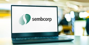 POZNAN, POL - 21 Şubat 2023: Sembcorp 'un logosunu gösteren dizüstü bilgisayar, bir enerji ve kentsel kalkınma şirketi