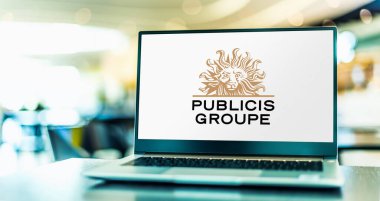 POZNAN, POL - 21 Şubat 2023: Publicis Groupe 'un logosunu gösteren dizüstü bilgisayar, Fransız çokuluslu reklam ve halkla ilişkiler şirketi