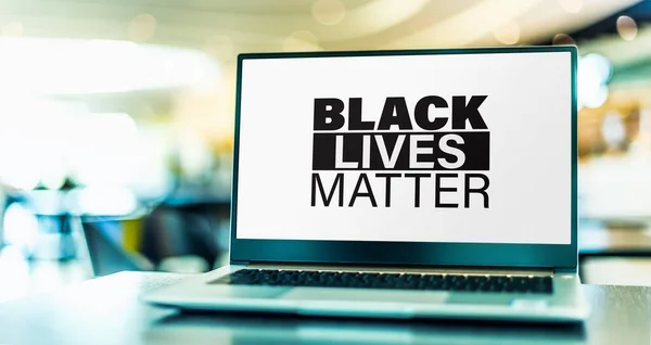 Ordenador Portátil Que Muestra Signo Del Movimiento Black Lives Matter —  Fotos de Stock