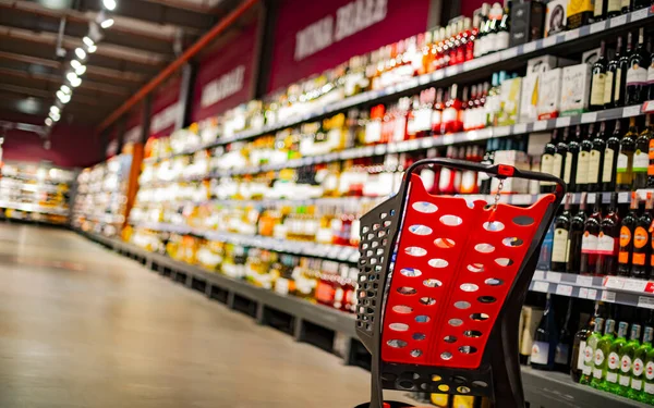 Süpermarkette Market Ürünleriyle Dolu Bir Alışveriş Arabası — Stok fotoğraf