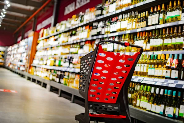 Süpermarkette market ürünleriyle dolu bir alışveriş arabası.