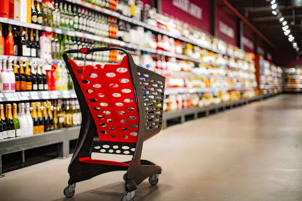 Süpermarkette Market Ürünleriyle Dolu Bir Alışveriş Arabası — Stok fotoğraf
