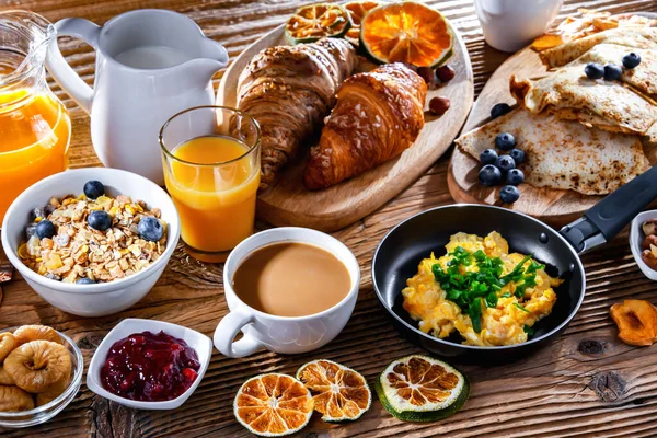 Breakfast Served Coffee Orange Juice Scrambled Eggs Cereals Pancakes Croissants — Fotografia de Stock