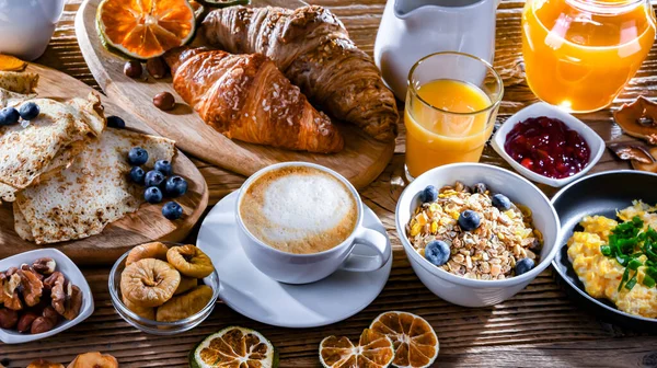 Breakfast Served Coffee Orange Juice Scrambled Eggs Cereals Pancakes Croissants — Fotografia de Stock