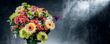 Bir buket taze kesilmiş çiçekle kompozisyon.