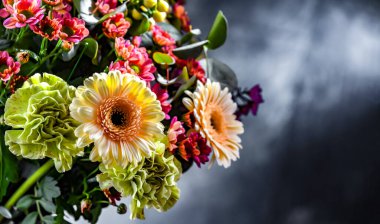 Bir buket taze kesilmiş çiçekle kompozisyon.