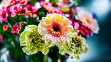 Bir buket taze kesilmiş çiçekle kompozisyon.