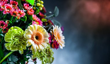 Bir buket taze kesilmiş çiçekle kompozisyon.