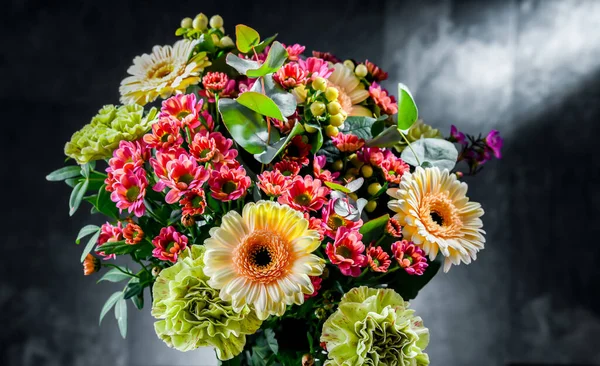 Composição Com Buquê Flores Recém Cortadas — Fotografia de Stock