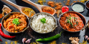 Sıcak madras paneer ve sebze masala ile basmati pilavı Hint karahi kaplarında servis edilir..