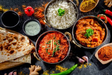 Sıcak madras paneer ve sebze masala ile basmati pilavı Hint karahi kaplarında servis edilir..