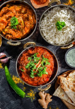 Sıcak madras paneer ve sebze masala ile basmati pilavı Hint karahi kaplarında servis edilir..