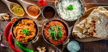 Sıcak madras paneer ve sebze masala ile basmati pilavı Hint karahi kaplarında servis edilir..