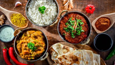 Sıcak madras paneer ve sebze masala ile basmati pilavı Hint karahi kaplarında servis edilir..