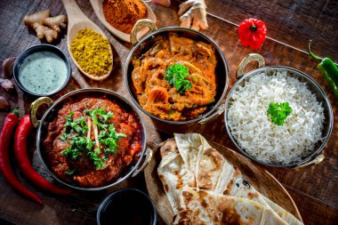 Sıcak madras paneer ve sebze masala ile basmati pilavı Hint karahi kaplarında servis edilir..