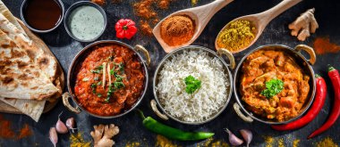 Sıcak madras paneer ve sebze masala ile basmati pilavı Hint karahi kaplarında servis edilir..