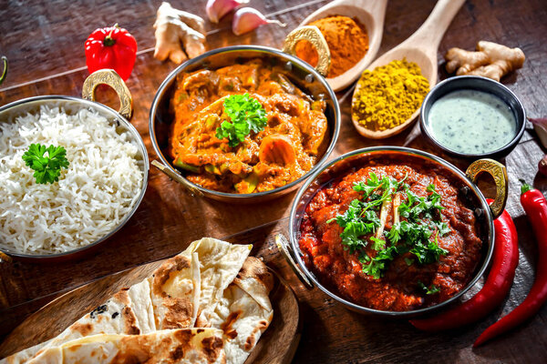 Горячие мадрасы панир и овощная масала с рисом басмати подаются в оригинальных индийских кастрюлях карахи.