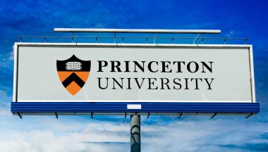 POZNAN, POL - 7 MAR 2023: Princeton, New Jersey 'deki özel bir Ivy League araştırma üniversitesi olan Princeton Üniversitesi' nin logosunu gösteren reklam panosu