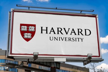 POZNAN, POL - MAR 7, 2023: Cambridge, Massachusetts 'teki özel bir Ivy League araştırma üniversitesi olan Harvard Üniversitesi' nin logosunu gösteren reklam panosu