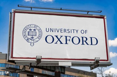 POZNAN, POL - 7 MAR 2023: Oxford, Oxfordshire, İngiltere 'deki bir üniversite araştırma üniversitesi olan Oxford Üniversitesi' nin logosunu gösteren reklam panosu