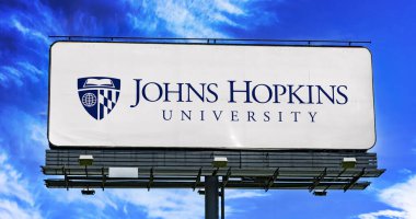 POZNAN, POL - 7 MAR 2023: Baltimore, Maryland 'deki özel bir araştırma üniversitesi olan Johns Hopkins Üniversitesi' nin logosunu gösteren reklam panosu