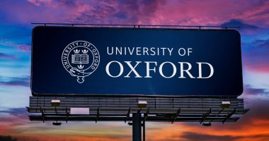 POZNAN, POL - 7 MAR 2023: Oxford, Oxfordshire, İngiltere 'deki bir üniversite araştırma üniversitesi olan Oxford Üniversitesi' nin logosunu gösteren reklam panosu