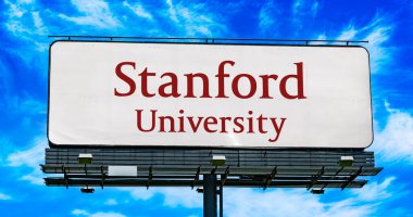 POZNAN, POL - MAR 7, 2023: Stanford, Kaliforniya 'da özel bir araştırma üniversitesi olan Stanford Üniversitesi' nin logosunu gösteren reklam panosu
