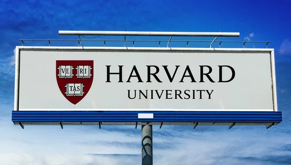 Poznan Pol Mar 2023 展示哈佛大学标志的广告牌 一所位于马萨诸塞州剑桥的私立常春藤联盟研究大学 — 图库照片