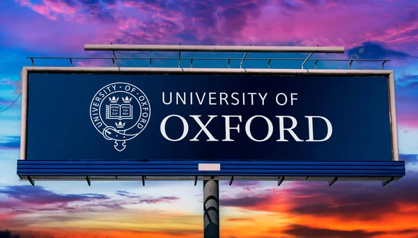 POZNAN, POL - 7 MAR 2023: Oxford, Oxfordshire, İngiltere 'deki bir üniversite araştırma üniversitesi olan Oxford Üniversitesi' nin logosunu gösteren reklam panosu