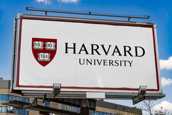 Poznan Pol Mar 2023 Reklamní Billboard Logem Harvardovy Univerzity Soukromé — Stock fotografie