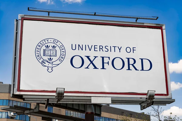 Poznan Pol Mar 2023 Reklamní Billboard Logem Oxfordské Univerzity Oxfordu — Stock fotografie