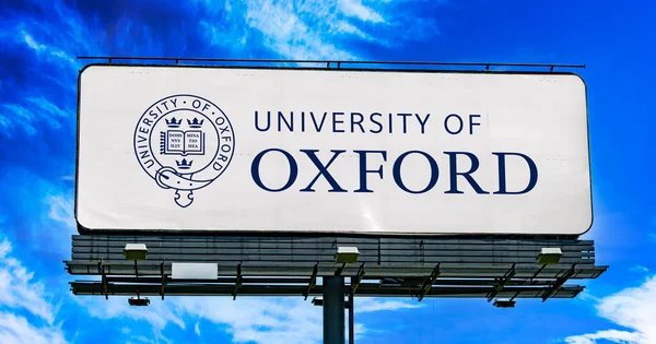 Poznan Pol Mar 2023 Reklamní Billboard Logem Oxfordské Univerzity Oxfordu — Stock fotografie