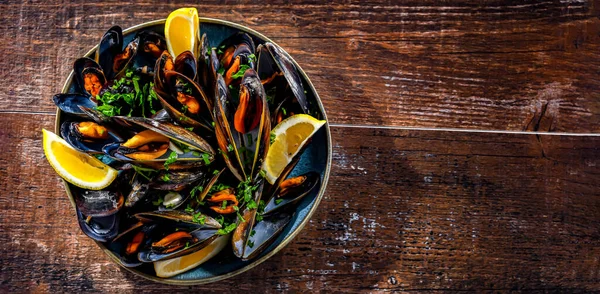 Composition Plate Steamed Mussels Served Parsley Lemon — Stock Photo, Image
