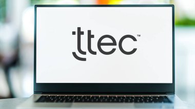 POZNAN, POL - MAR 8, 2023: TTEC Holding 'in logosunu gösteren dizüstü bilgisayar, merkezi Englewood, Colorado, ABD' de bulunan bir müşteri deneyimi teknoloji ve hizmet şirketi