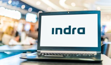 POZNAN, POL - MAR 8, 2023: İspanyol bilgi teknolojisi ve savunma sistemleri şirketi Indra Sistemas 'ın logosunu gösteren dizüstü bilgisayar