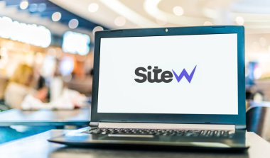POZNAN, POL - 25 Şubat 2022: SiteW 'nin logosunu gösteren dizüstü bilgisayar, bir web sitesi inşa hizmeti sunan Fransız tabanlı bir şirket.
