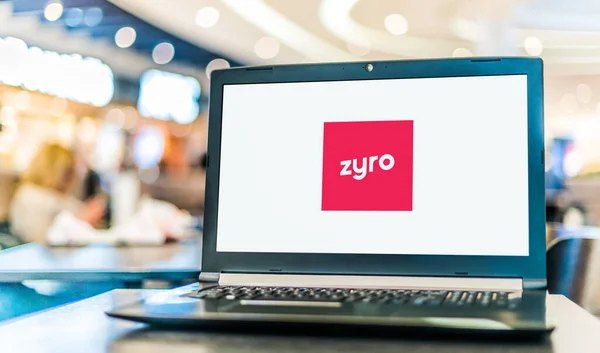 Poznan Pol Feb 2022 Komputer Laptopie Logo Zyro Firmy Programistycznej — Zdjęcie stockowe