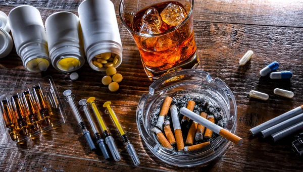 Затягивающие Вещества Включая Алкоголь Сигареты Наркотики — стоковое фото