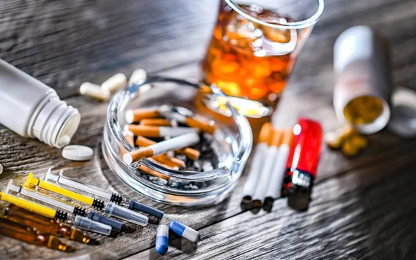 成瘾物质 包括酒精 香烟和毒品 — 图库照片
